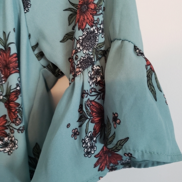 Beautiful  floral blouse - Picture 2 of 4